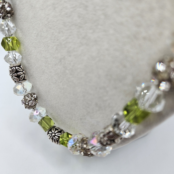 VINTAGE Crystal Clear and Green Beaded  Silver Accent Flower Clasp Necklace - Picture 7 of 10